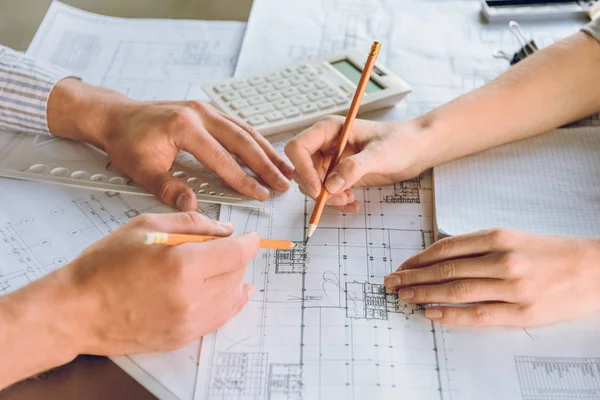 Arquitectos trabajando juntos en un nuevo plan - foto de stock