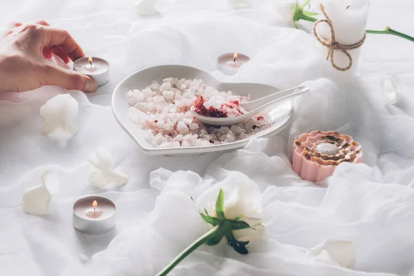 Mano de mujer con vela encendida - foto de stock