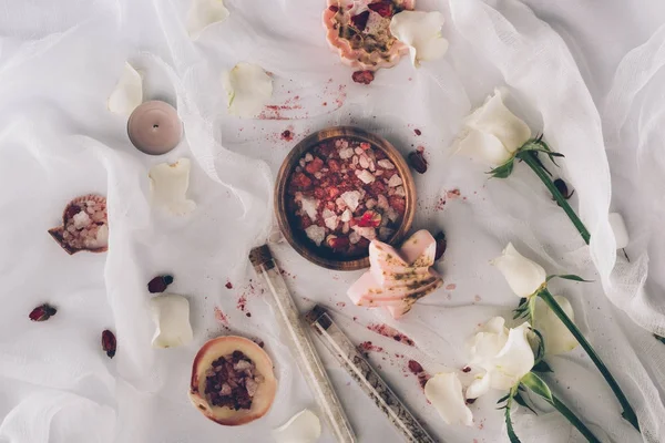 Assiette en bois avec sel de salle de bain — Photo de stock