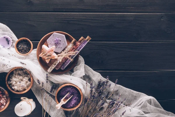 Tratamiento de spa con lavanda en gasa - foto de stock