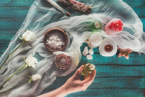 Femme faisant décoration pour salle de bain — Photo de stock