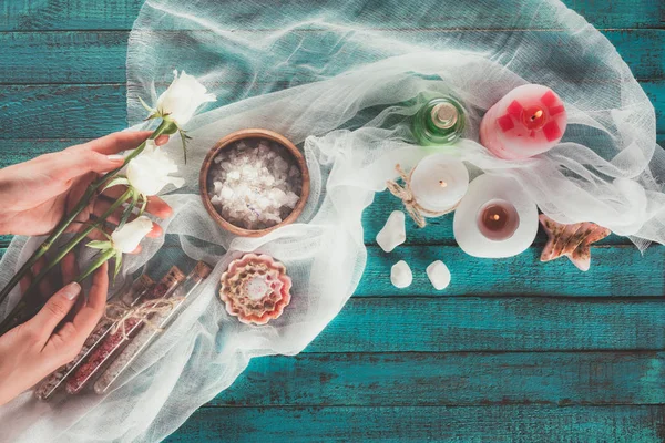 Mujer haciendo decoración con tratamiento de spa - foto de stock