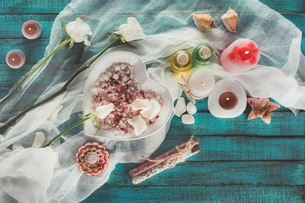 Plato con sal de baño y velas - foto de stock