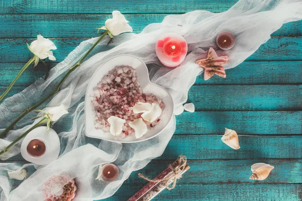 Teller mit Badesalz und Blütenblättern — Stockfoto