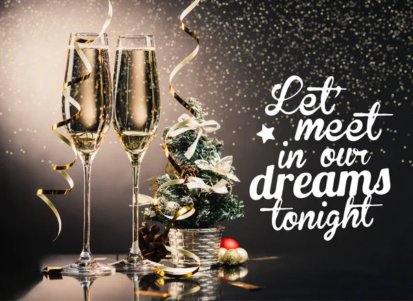 Bicchieri di champagne e decorazioni natalizie — Foto stock