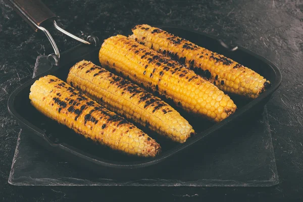 Grilled corncobs in pan — Stock Photo