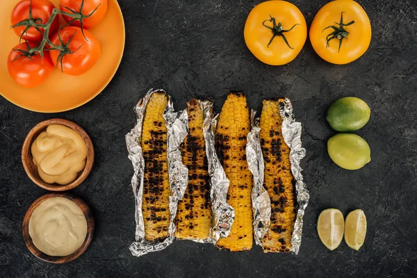 Maíz a la parrilla cubierto de papel aluminio - foto de stock