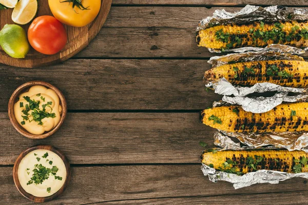 Maíz a la parrilla sobre mesa de madera - foto de stock