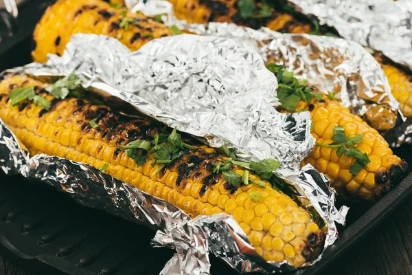 Épis de maïs grillés recouverts de papier d'aluminium — Photo de stock