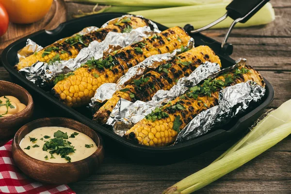 Maíz a la parrilla cubierto de papel aluminio - foto de stock