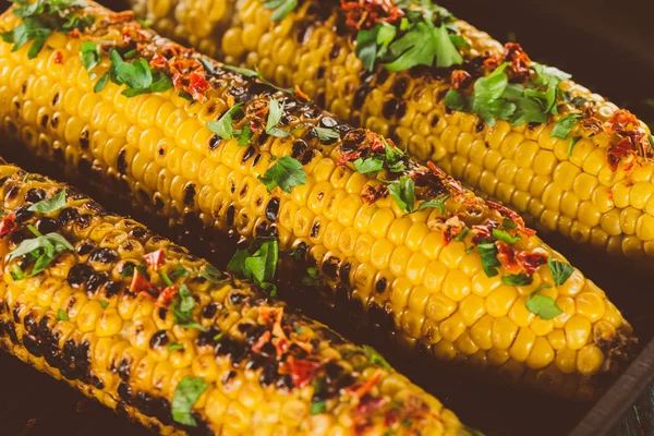 Жареная кукуруза с перцем и укропом — стоковое фото