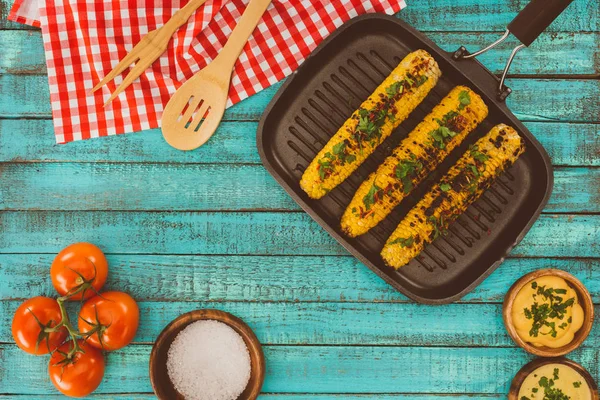 Maíz tostado en la parrilla - foto de stock