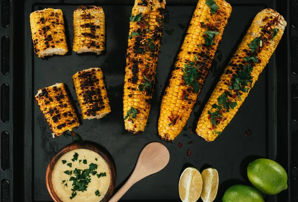 Maíz a la parrilla con salsa - foto de stock