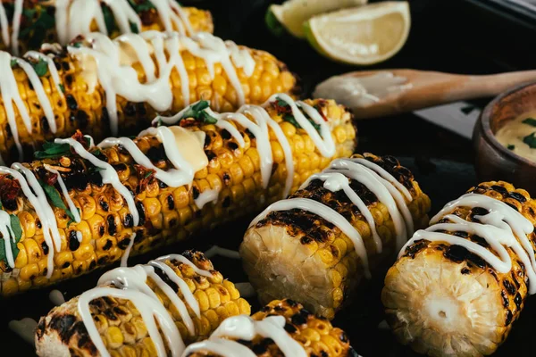 Maíz a la parrilla con maionés - foto de stock