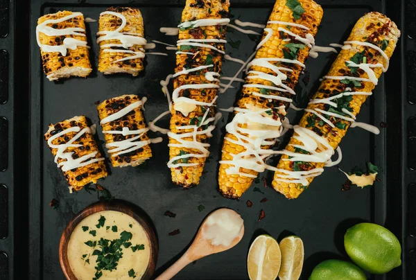 Maíz a la parrilla con maionés - foto de stock