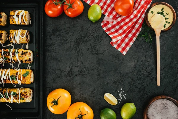 Maíz a la parrilla y tomates - foto de stock