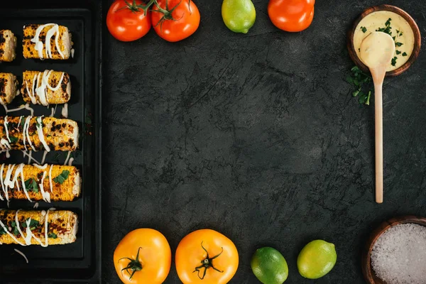 Maíz a la parrilla y tomates - foto de stock