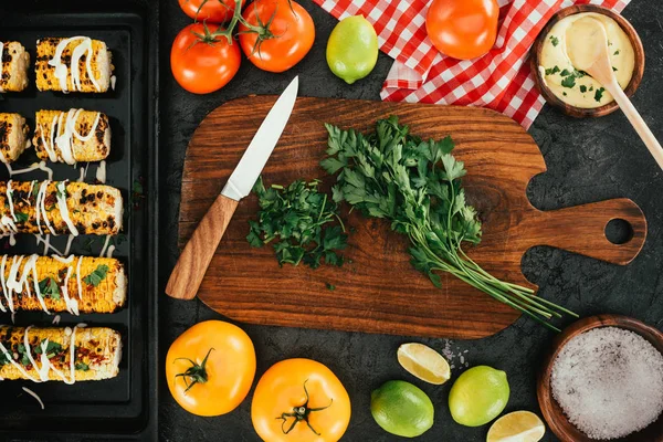 Knife and dill on cutting board — Stock Photo