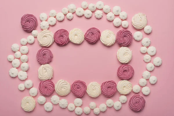 Frame of white and berry marshmallows — Stock Photo