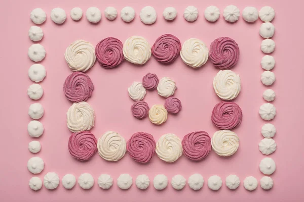 Frames of white and berry marshmallows — Stock Photo