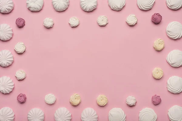 Cornice di marshmallow bianchi e bacche — Foto stock