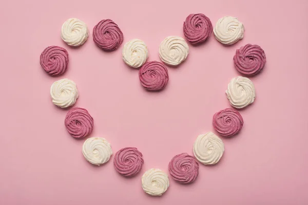 Heart of marshmallows — Stock Photo