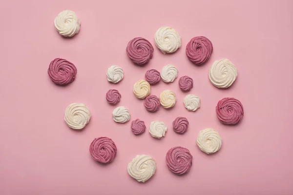 Spiral of white and berry marshmallows — Stock Photo