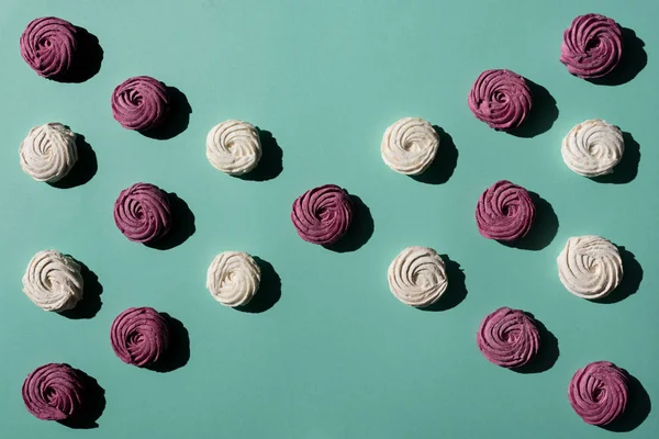 Bow of berry and white marshmallows — Stock Photo