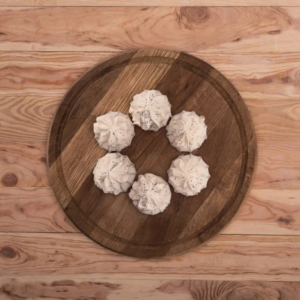 Marshmallows on wooden board — Stock Photo