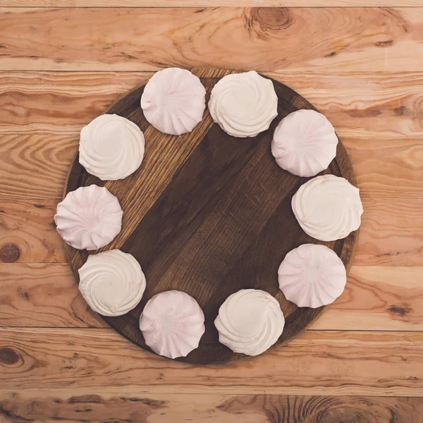 Guimauves sur panneau rond — Stock Photo