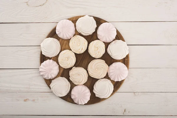 Marshmallows auf Rundbrett — Stockfoto