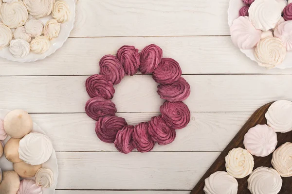 Circle of berry marshmallows — Stock Photo