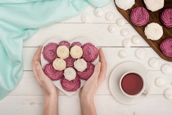 Mulher com marshmallows e chá — Fotografia de Stock