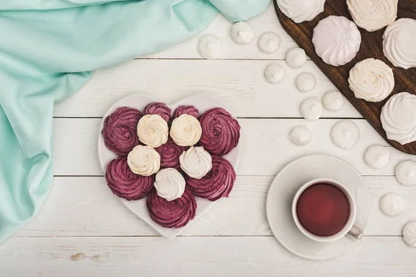 Marshmallows and tea — Stock Photo