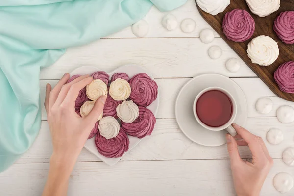 Mulher com marshmallows e chá — Fotografia de Stock