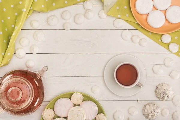 White marshmallows and tea — Stock Photo