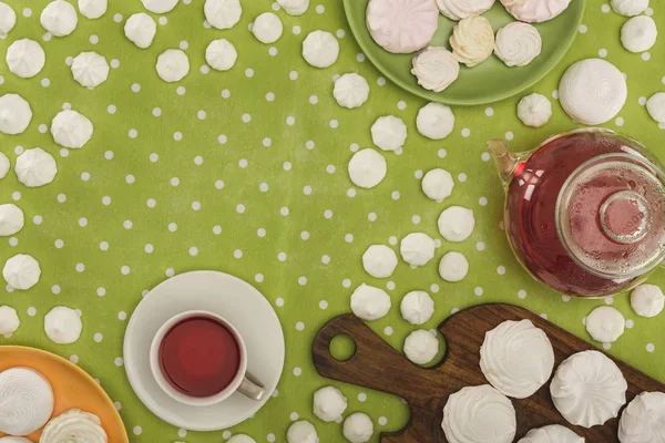 White marshmallows and tea — Stock Photo