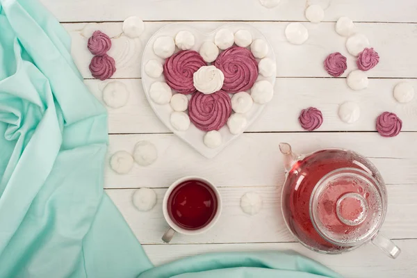 Heart shaped marshmallows and tea — Stock Photo