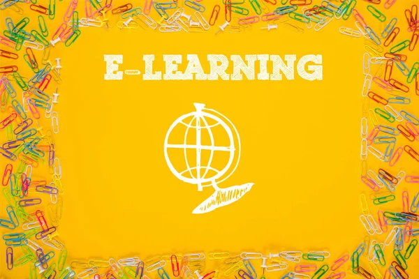 Globo dibujado con palabra E-learning - foto de stock
