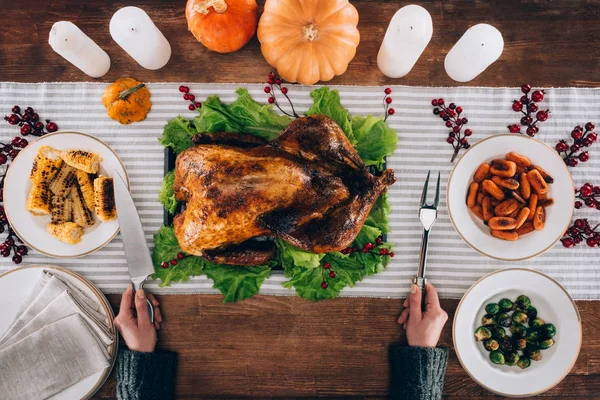 Cocinar pavo cortado en el día de acción de gracias - foto de stock