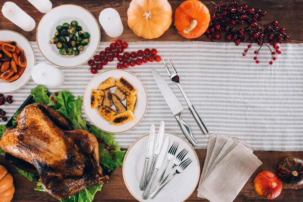 Composición de los alimentos con pavo al horno - foto de stock