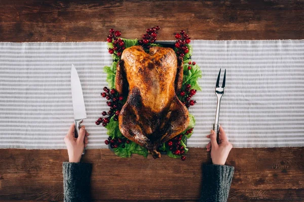 Hombre preparando corte pavo horneado - foto de stock