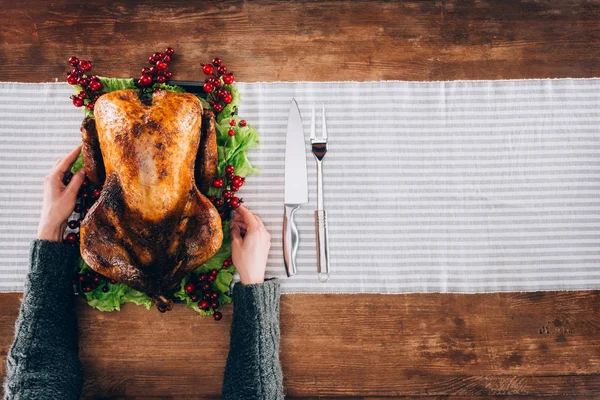 Hombre sirviendo pavo para el día de acción de gracias - foto de stock