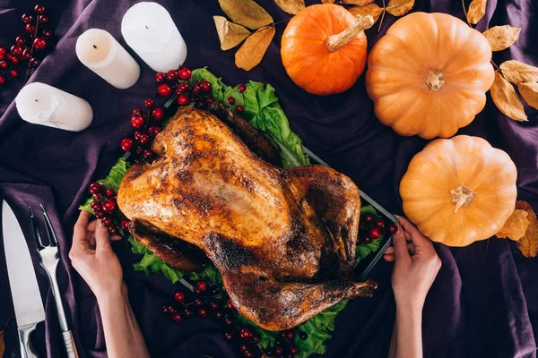 Hombre sirviendo pavo para el día de acción de gracias - foto de stock