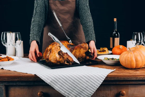 Cocinar de pie con pavo en el día de acción de gracias - foto de stock