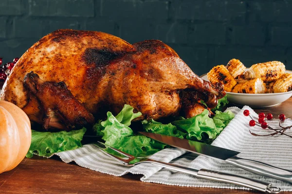 Tacchino al forno su un tavolo di legno — Foto stock