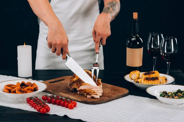 Man cutting turkey on thanksgiving day — Stock Photo