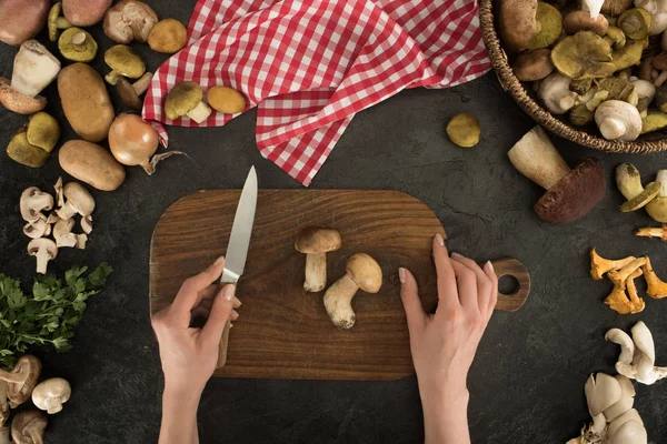 Woman preparing to cut mushrooms — Stock Photo