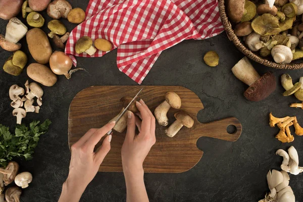 Femme coupant des champignons — Photo de stock