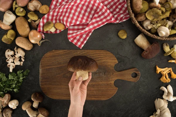 Femme tenant un champignon à la main — Photo de stock